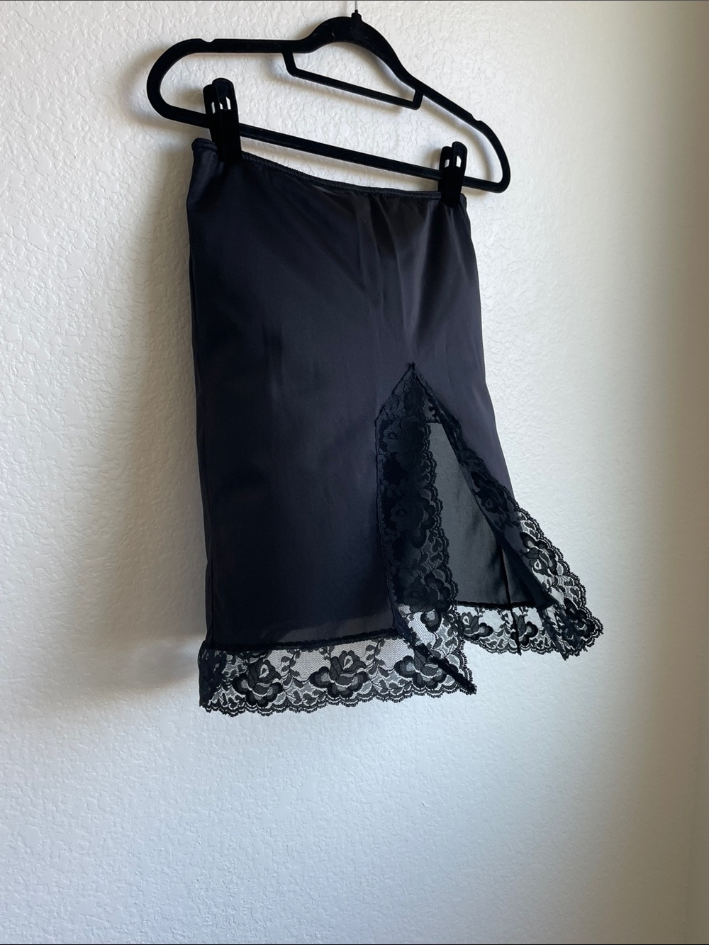 MEL-LIN Vintage, Elegant Black Lace-Trim Half Slip • Medium